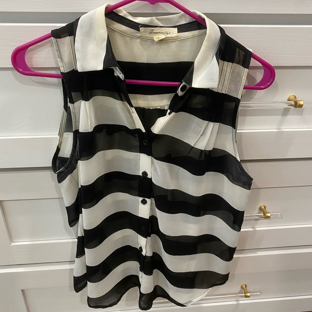 Sleeveless button up blouse size small